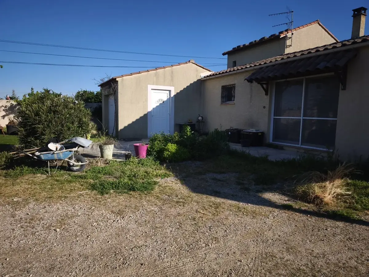 Avant : terrain en friche devant la maison